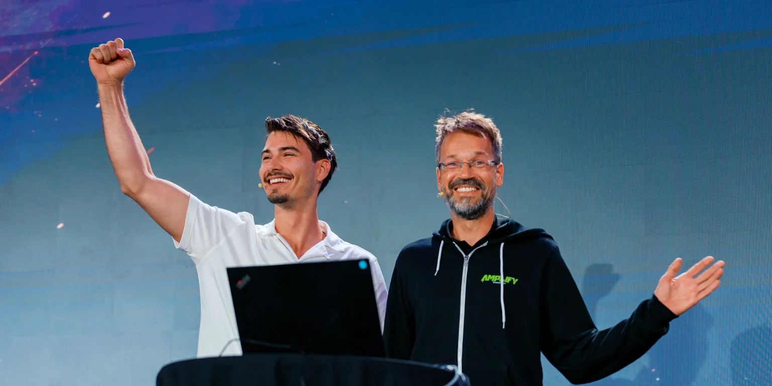 Dirk Wonhöfer mit Igor Pogany auf der Bühne bei AI Advantage